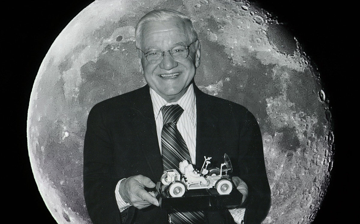Mieczysław Bekker trzymający w rękach model pojazdu księżycowego