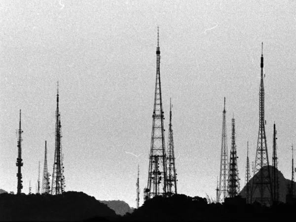 Zarys anten radiowych na tle szarego nieba