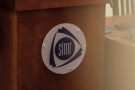Logo Wydziału SiMR zawieszone na mównicy