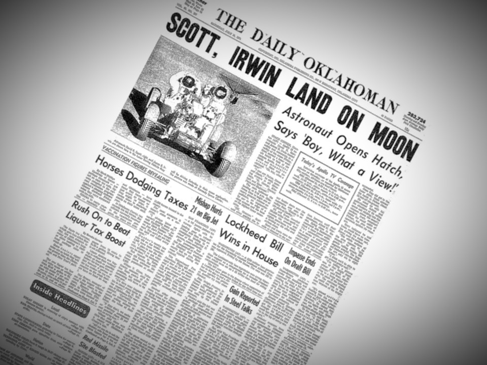 Fragment gazety z informacjami na temat lądowania na księżycu