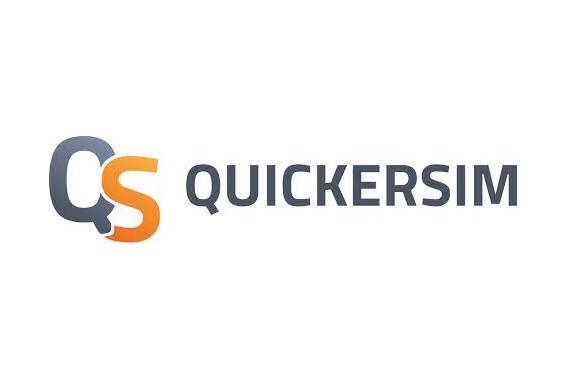 Logo firmy QuickerSim w postaci szaro-pomarańczowych liter.