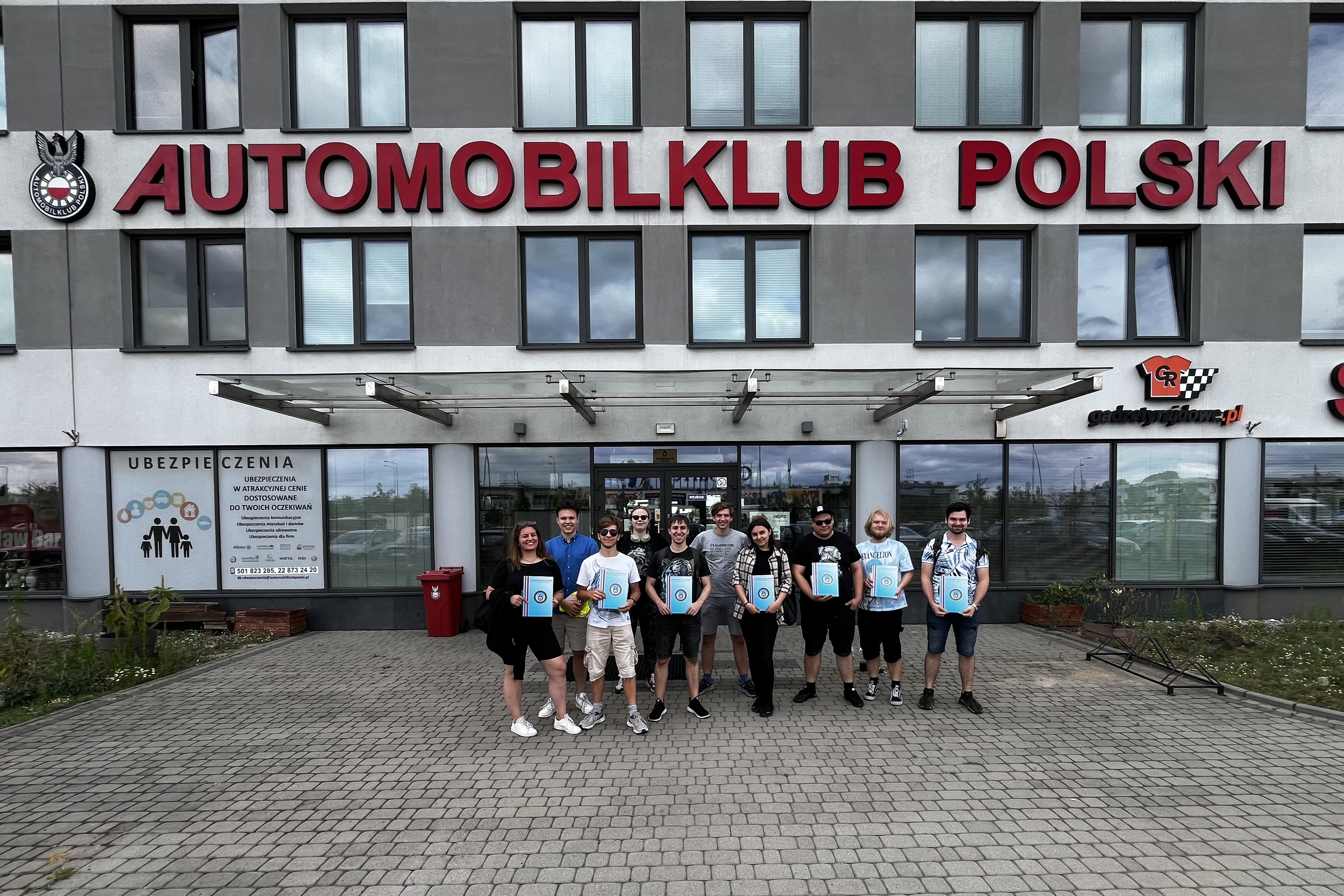 Grupa studentów Wydziału SiMR przed siedzibą Automobilklubu Polski