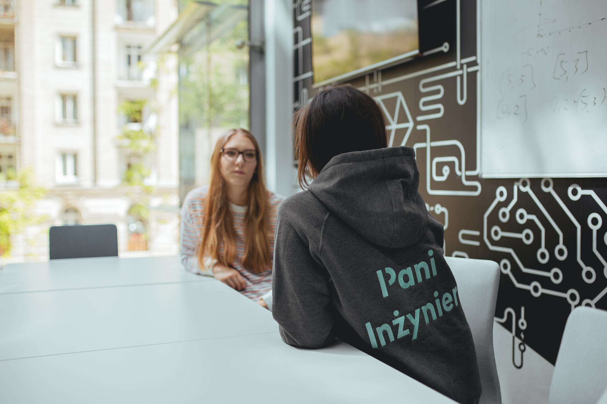 Dwie studentki siedzące za stołem