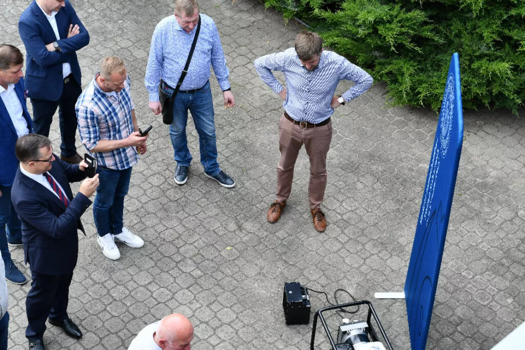 Zdjęcie kilku osób w ukosnym widoku z góry