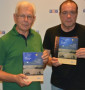 Dr Andrzej Selenta, po lewej stronie zdjęcia, oraz Redaktor audycji "Poranek RDC", po prawej stronie zdjęcia, trzymają dwa egzemplarze książki o Mieczysławie Bekkerze.