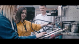 Trzy osoby przy skomplikowanym urządzeniu