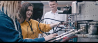 Trzy osoby przy skomplikowanym urządzeniu